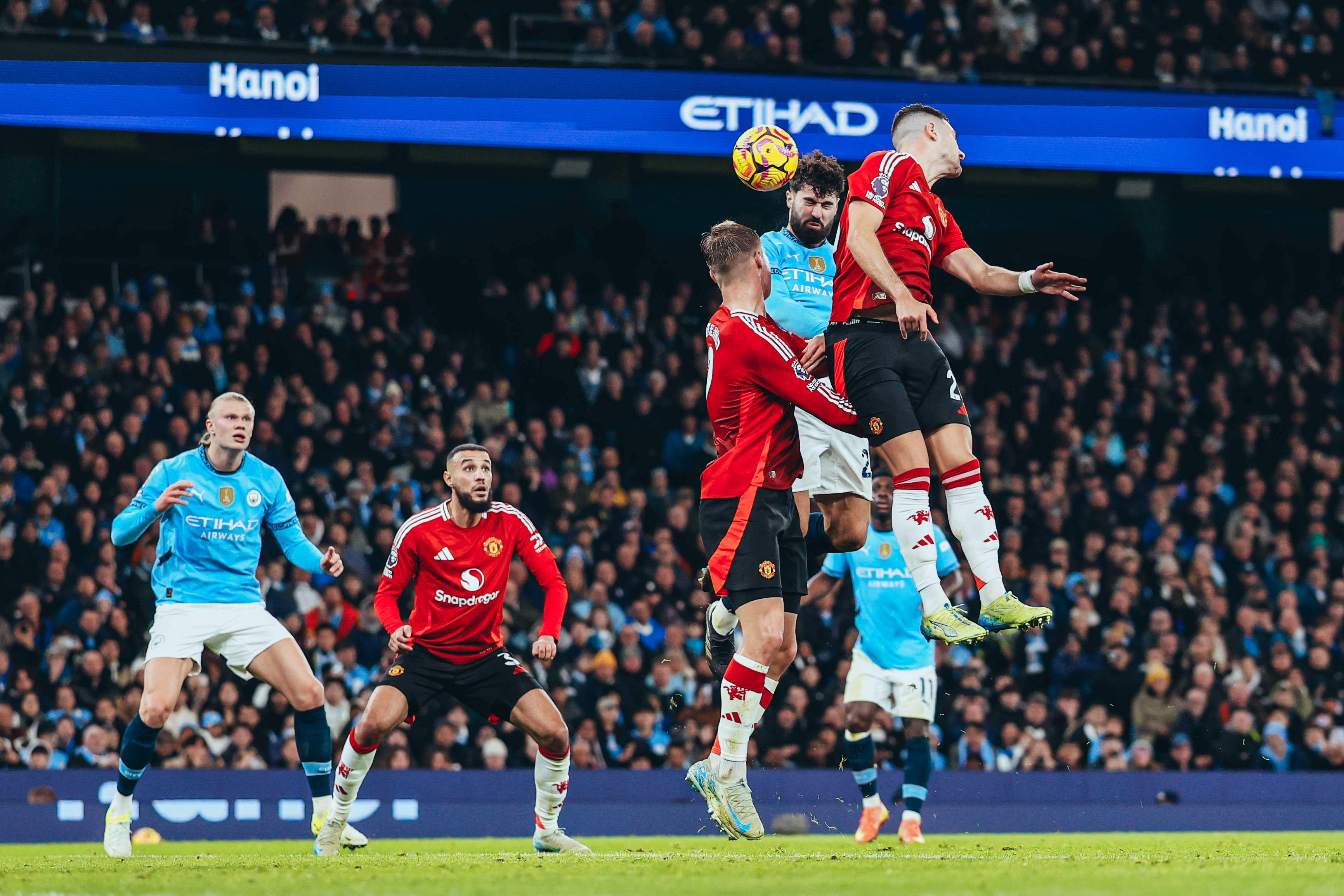 精彩的足球对抗引发球迷狂热 精彩的足球对抗引发球迷狂热