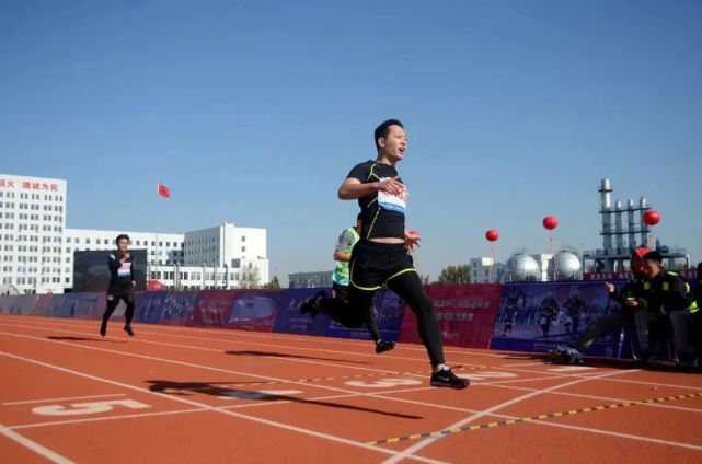 吉林队在比赛中斗志昂扬,夺得一场胜利 吉林队在比赛中斗志昂扬,夺得一场胜利