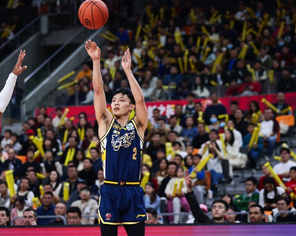 重庆男篮主场胜出，积分榜上升