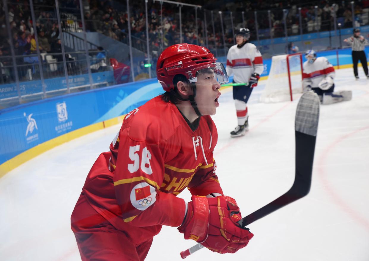 韩国选手突围冰球赛：霸气庆祝夺冠