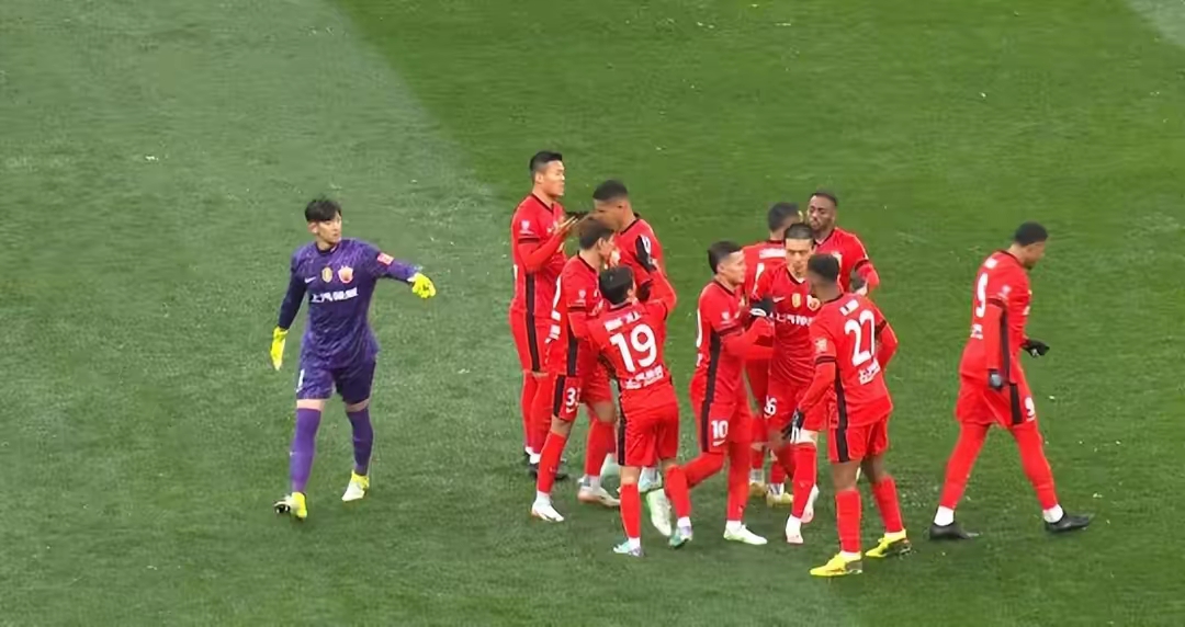 关于精彩对决呼唤激情，足球场上场面扣人心弦的信息