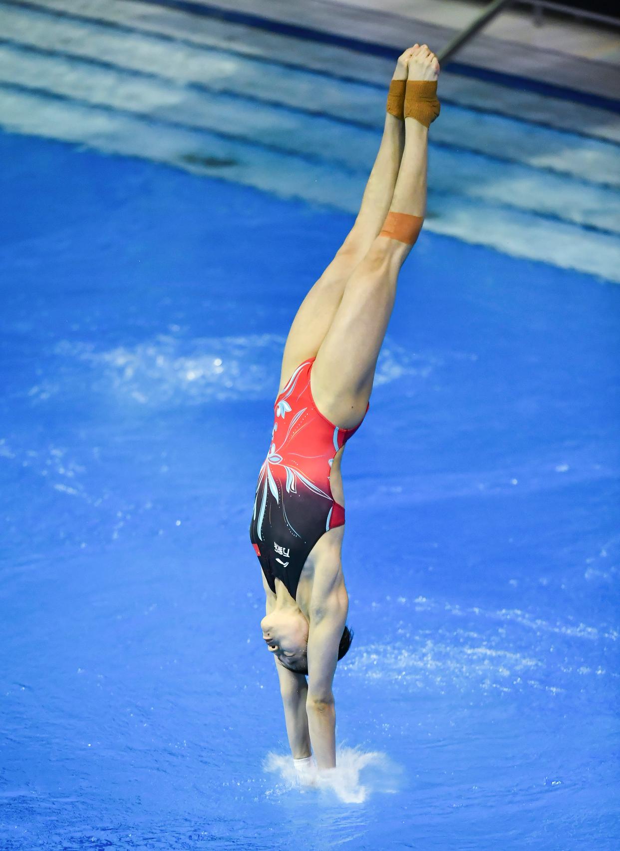 美国女子跳水选手斩获银牌表现出色