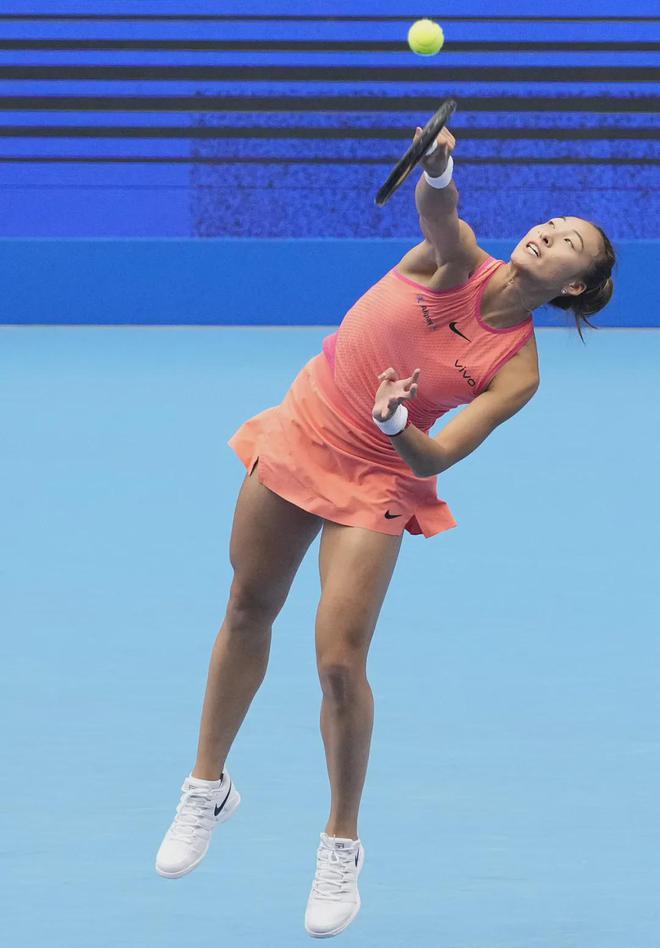 美国女子跳水选手斩获银牌表现出色