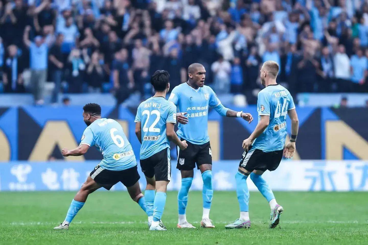 开云体育入口-大连队实力强大，横扫对手取胜