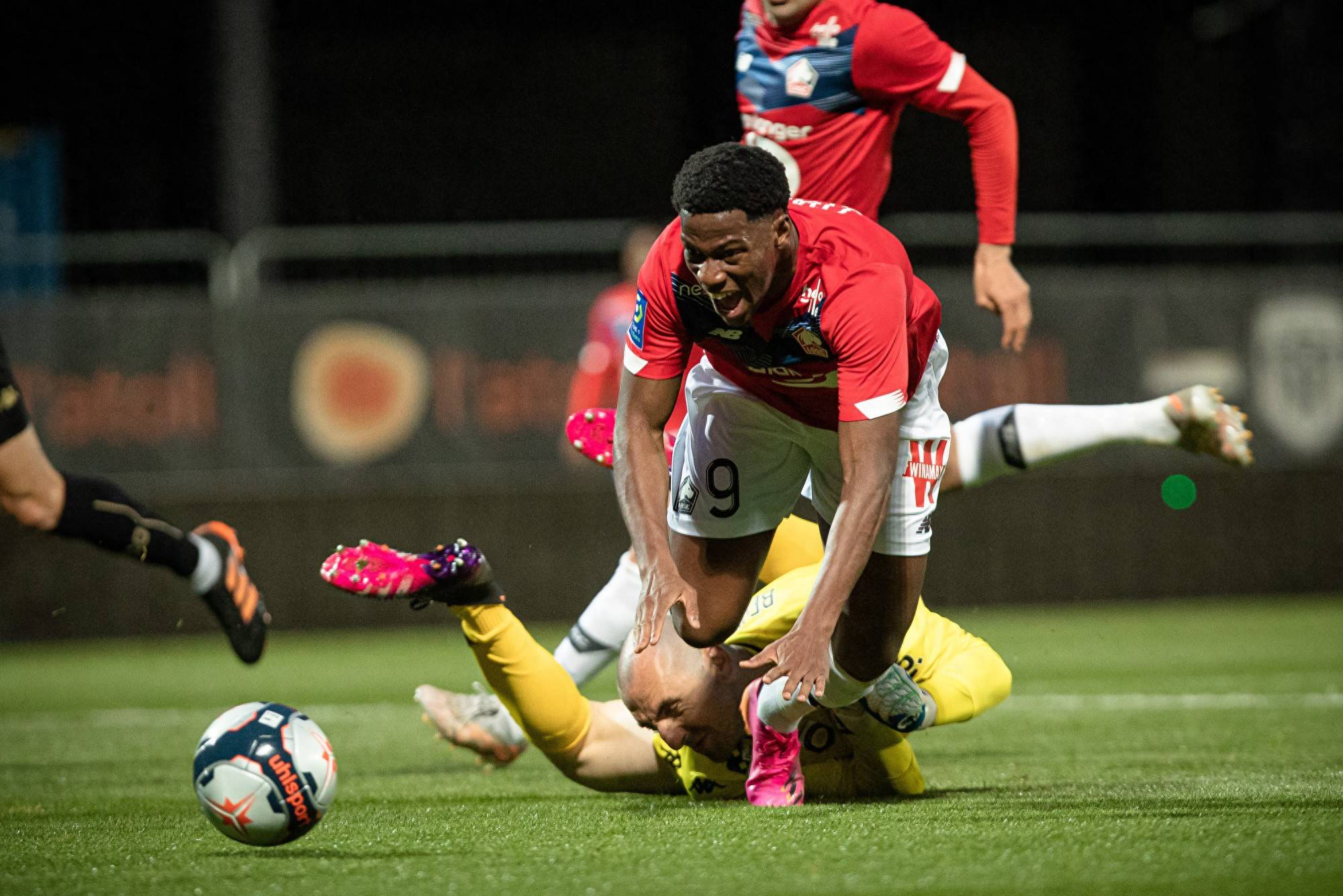 多特蒙德防线坚不可摧,赢得主场胜利 多特蒙德防线坚不可摧,赢得主场胜利