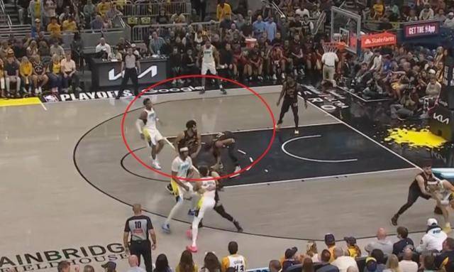 球场险情!球员对战过程中发生推搡冲突 球场险情!球员对战过程中发生推搡冲突