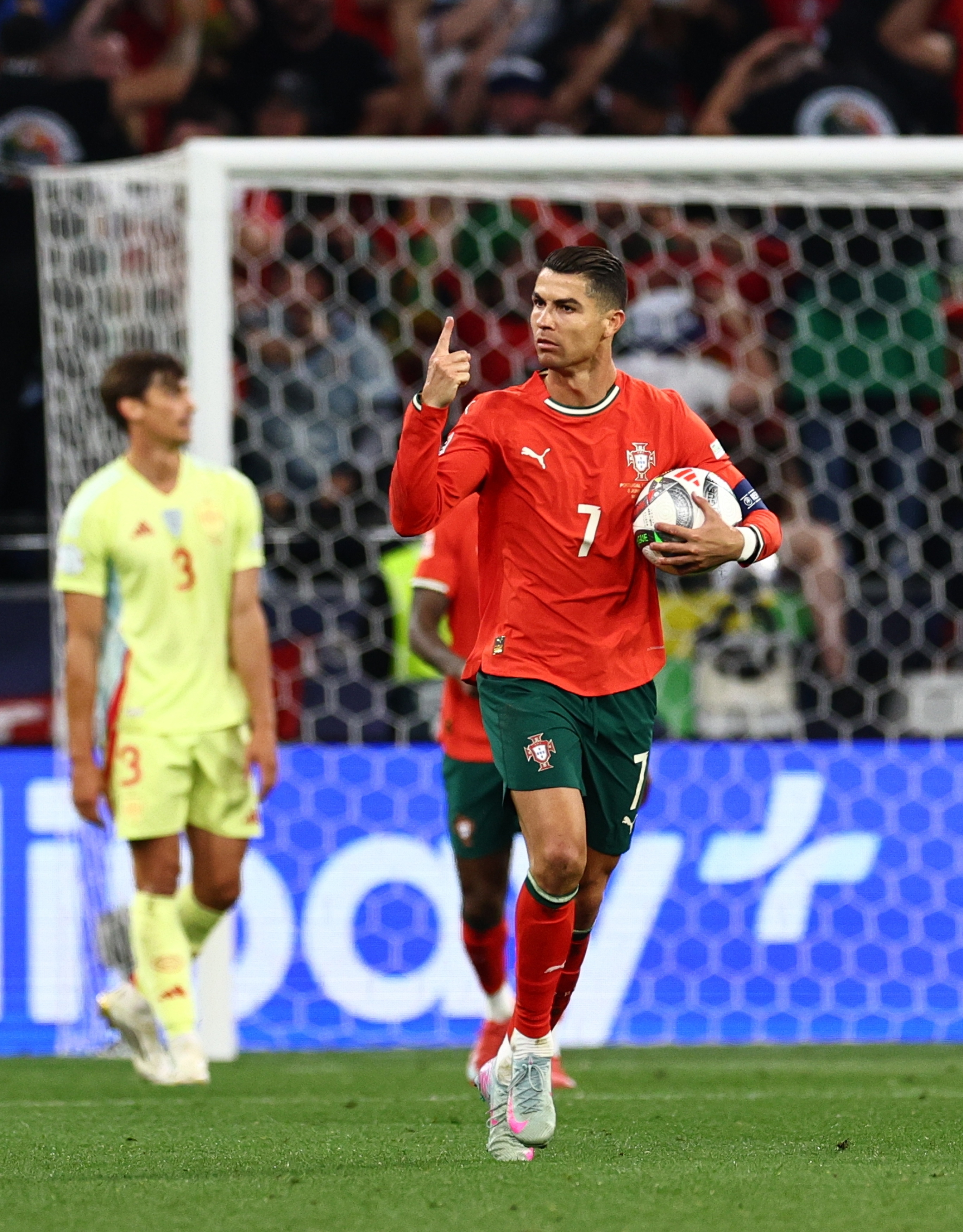 葡萄牙队击败波兰队，成功晋级半决赛