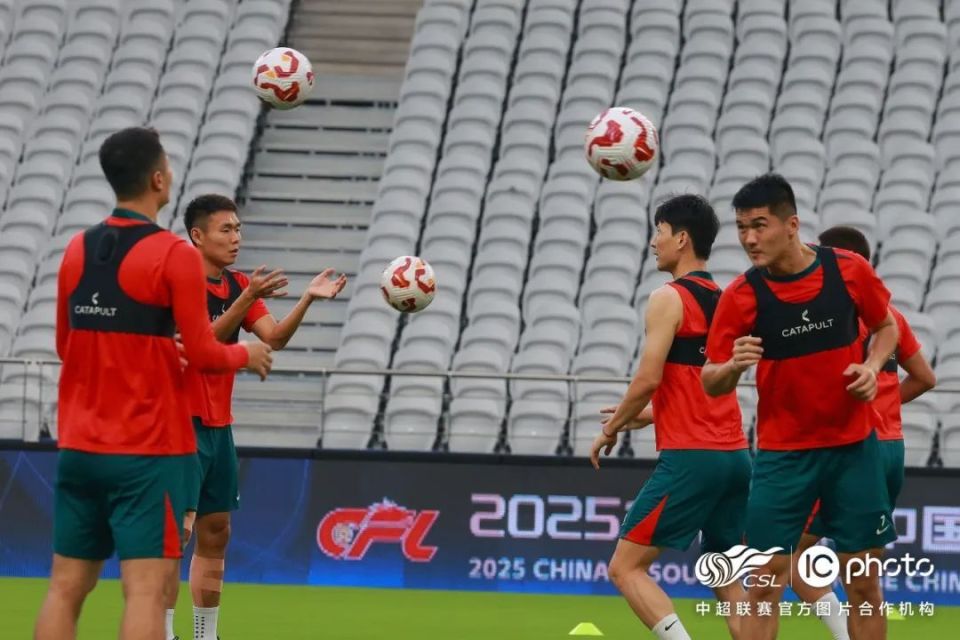 开云体育入口-重要比赛中球队全员出动，士气高涨