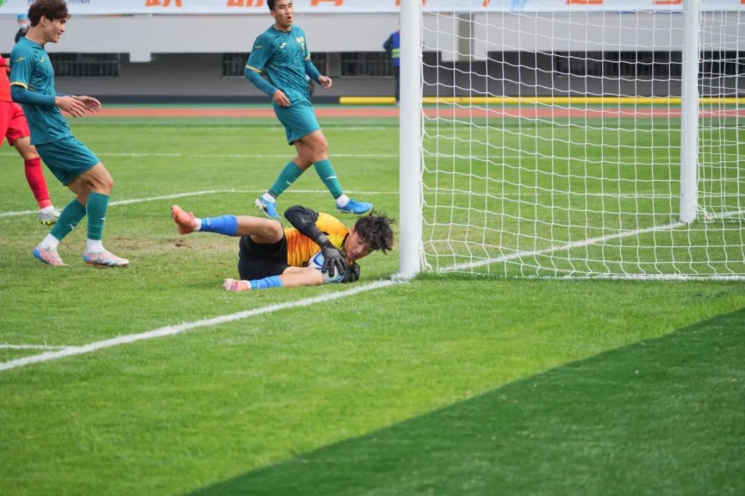 赛场上一名球员头球攻门得手,实力惊人 赛场上一名球员头球攻门得手,实力惊人