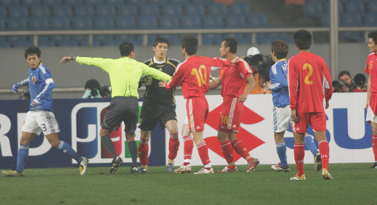 两支实力相当的球队在比赛中互相拼搏