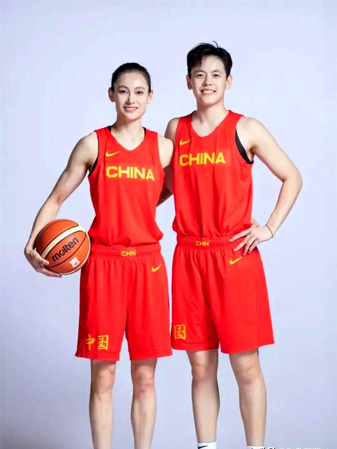 球员们相互支持鼓励，团队合作精神令人感动