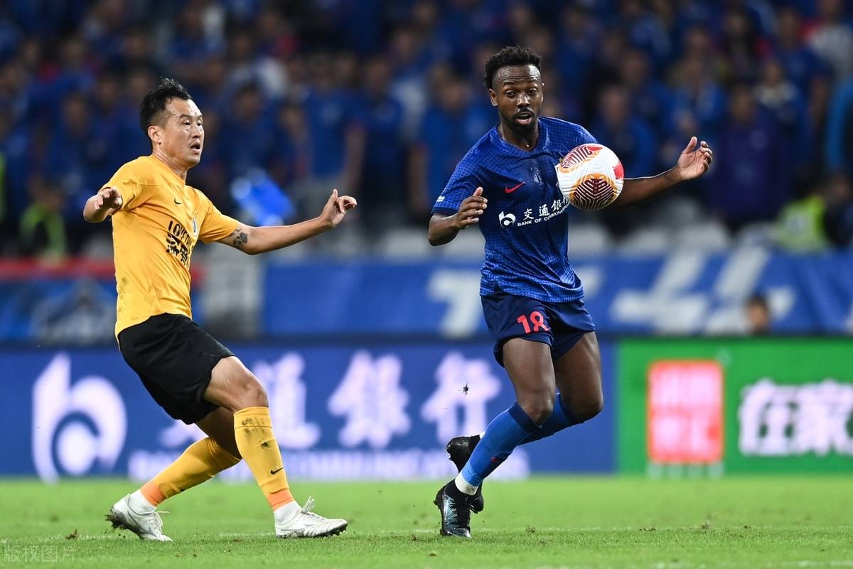 开云体育直播-上港主场惨败鲁能，遗憾的地方在于前场的进攻缺乏化解