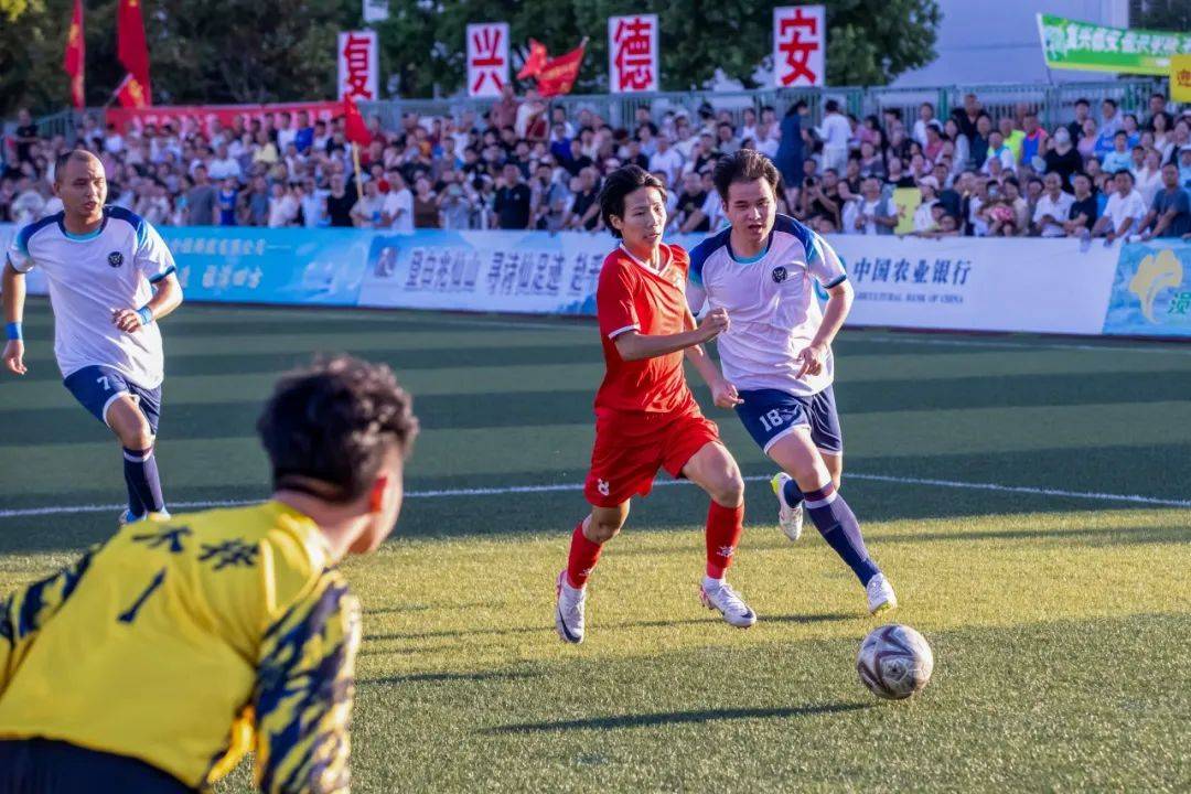 队员们全力以赴，迎战强劲对手