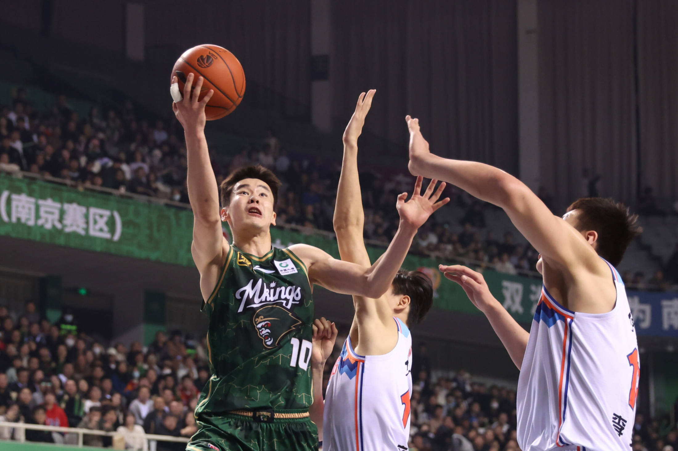 队员们全力以赴，迎战强劲对手