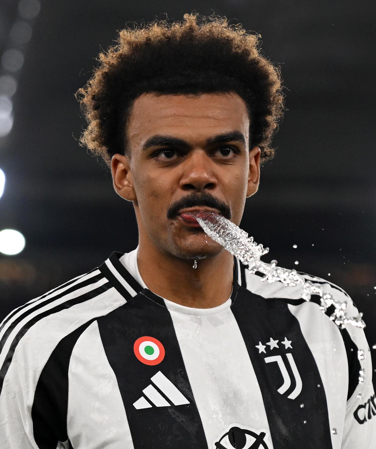 尤文图斯中场球员获得意甲月最佳球员奖