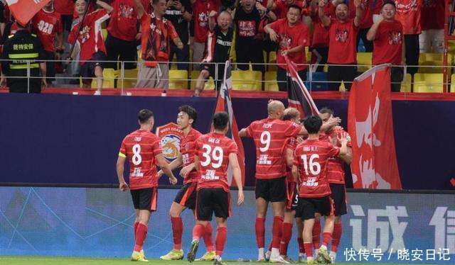 球队新引援表现出色，助力球队豪取连胜