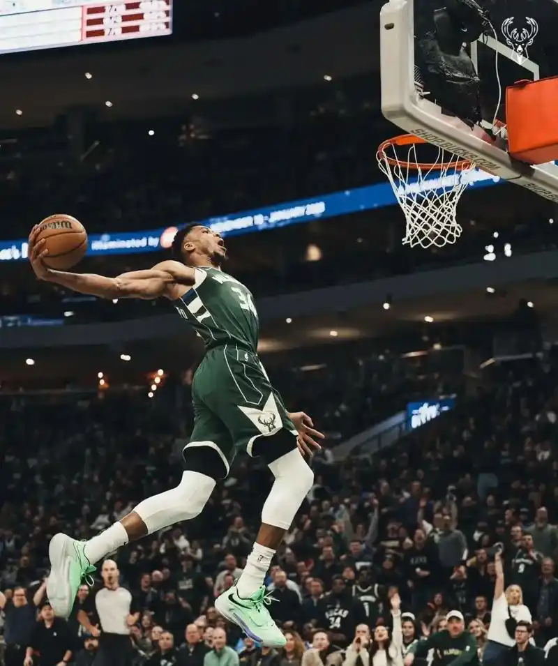 雄鹿队略胜于骑士队，主场比赛胜出