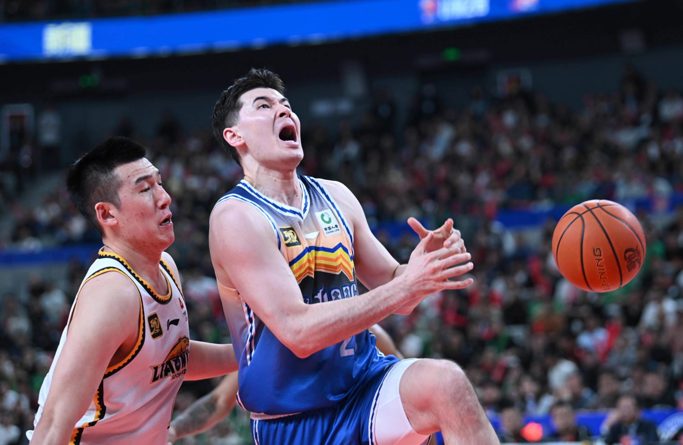 开云体育入口-球员们为争胜而拼尽全力，赛事难分胜负