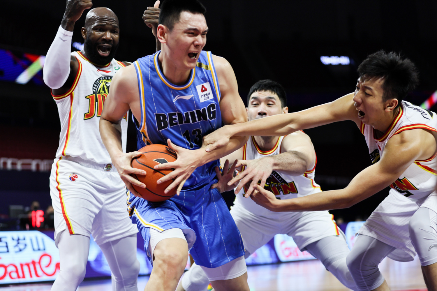 球员们为争胜而拼尽全力，赛事难分胜负