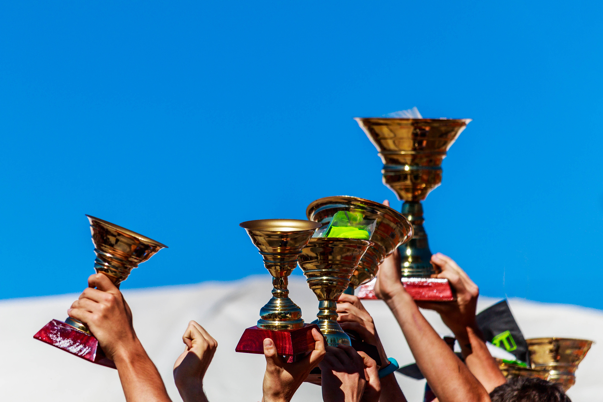 改写为:亚洲球队竞争激烈，力求冠军荣誉的简单介绍